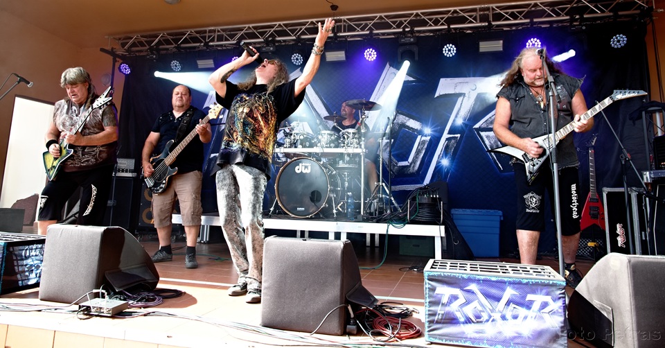 ŽIVANICKÝ ROCKOVÝ MASOPUST OSLAVIL 10 LET: Navzdory těžké konkurenci v regionu parket praskal ve švech